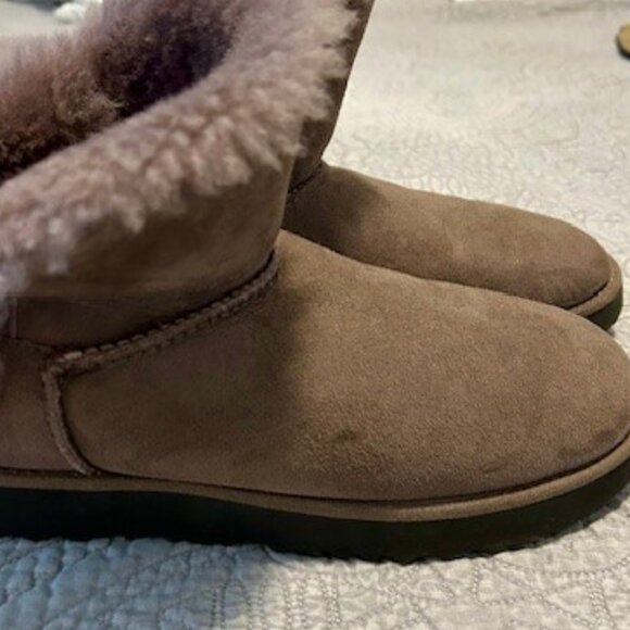 UGG Women’s Classic Mini Fluff High-Low Boots - Picture 4 of 5